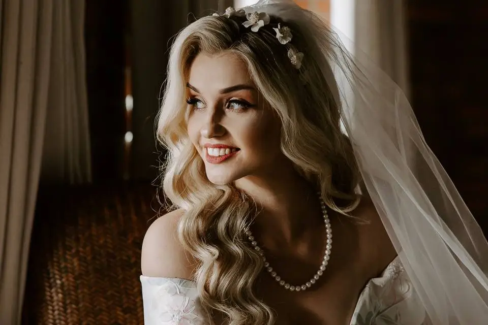 Hollywood-Inspired Wavy Hairstyle